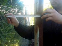 Судебные приставы перенесли на 30 сантиметров забор дома