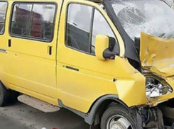 В Волгограде грузовик протаранил маршрутку с пассажирами: 1 пострадал