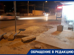 На остановке в Волгограде разбитый асфальт мешает заходить в общественный транспорт