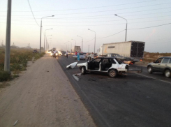 На севере Волгограда ВАЗ-2109 протаранил грузовик: 2 пострадали