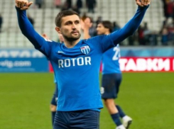 Прославившийся кайфовым снимком с девочкой полузащитник «Ротор» сегодня празднует