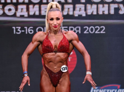 Красотка со стальными мускулами: 46-летняя волгоградка стала призером чемпионата России по бодибилдингу
