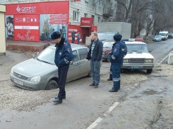 «Лада» провалилась в асфальт на юге Волгограда