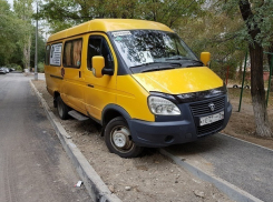 Я паркуюсь, как хочу: в Волгограде маршрутчик испортил новый бордюр
