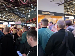 «Толпы в поисках способа уехать»: что творится в Шереметьево после глобального сбоя и отмены рейсов