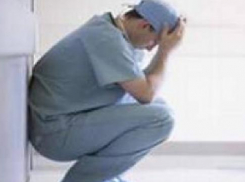 Пациент избил врача-травматолога в больнице Волжского 