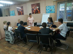 Многодетные семьи Волгограда поздравляют с Днем учителя педагогов социальной школы