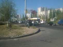 Водитель маршрутки №15 устроил ДТП в Волгограде, проехав на «красный» 