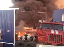 Опубликовано видео крупного пожара в Дзержинском районе Волгограда