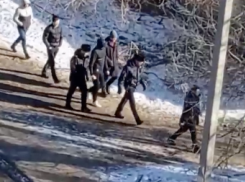 Парень в наручниках, вокруг толпа следователей: видео с подозреваемым сняли в Волгограде