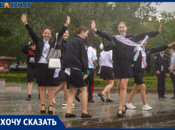 Танцы под дождем устроили промокшие выпускники в Волгограде