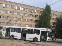 В Дзержинском районе Волгограда под автобусом провалился асфальт