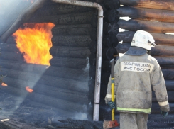 Под Волгоградом сгорела баня: два человека спаслись