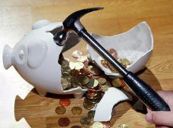 В Волгограде должник разбил копилку, чтобы оплатить долг