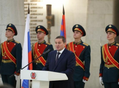 В День конституции волгоградский губернатор наградил митрополита, учителя и почетного гражданина