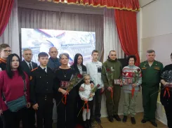 Под Волгоградом родным пятерых погибших бойцов передали ордена Мужества 