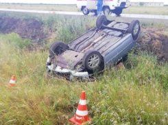 Женщина-водитель опрокинула «Ладу Калина» в кювет в Урюпинске: 12-летняя и 34-летняя пассажирки в больнице