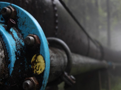 Водитель Nissan Almera поздно ночью в Волжском протаранил трубопровод