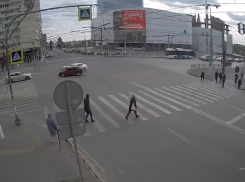 ДТП с месивом из осколков в центре Волгограда попало на видео