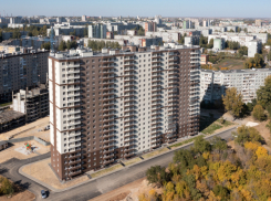 Батюшка освятил горевший ЖК в Волгограде, где погибла школьница