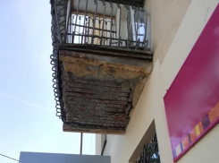 Спаслась чудом: балкон рухнул в метре от волгоградки