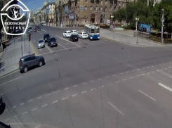 На видео попала авария с троллейбусом и иномаркой на Комсомольской в Волгограде