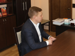 В Волгограде подозреваемый в коррупции глава Росимущества вышел на работу