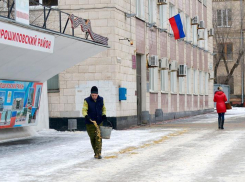 Чиновники заявили об 1 миллионе килограмм противогололедных  реагентов, высыпанных за сутки на дороги региона
