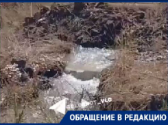 Жителям пришлось самим строить дамбы: волгоградское СНТ топит из-за коммунальной аварии 