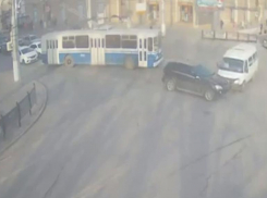 Внедорожник протаранил маршрутку на Комсомольской в Волгограде: ДТП попало на видео
