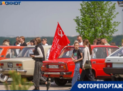 Ретро-автомобили, гимнастерки и флаги: как Волгоград отмечает 9 мая