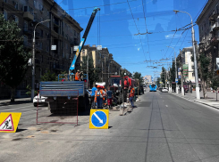 На адскую жизнь из-за провала на Комсомольской жалуются жители центра Волгограда 