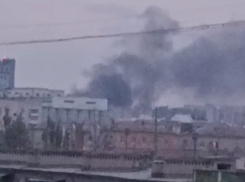 Черный столб пожара из соседнего района попал на видео Волгограде