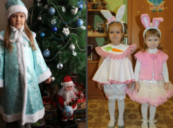 Сестры Степанниковы в образе Снегурочки и милых зайчат в конкурсе «Детский новогодний костюм-2020»