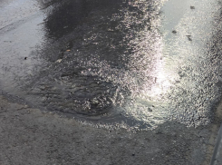 Дорогу заливает фекалиями на Семи Ветрах в Волгограде – видео