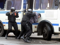 Чтобы задержать грабителей, полицейским пришлось стрелять из автоматов