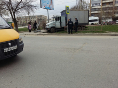 ЗИЛ вылетел на газон и снес светофор на севере Волгограда