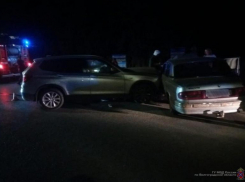 Женщина за рулем BMW врезалась в «Волгу» в Волгограде: пострадали 3 человека вместе с 7-месячным ребенком