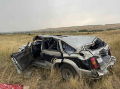 Женщина погибла в смятой иномарке в Волгоградской области