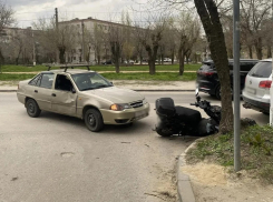 Пенсионер за рулем Daewoo не уступил дорогу и влетел в скутер в Волгограде