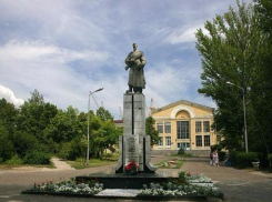 Школьники в Волгограде высадят островки мужества