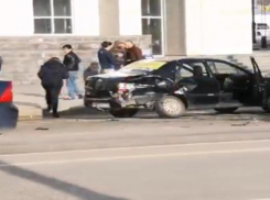 «Яндекс. Такси» и «Газель» не поделили дорогу напротив «Волгоград Арены» 