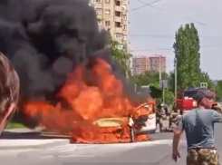 Взрывы горящего Ford Kuga сняли на видео в Волгограде