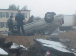 Водитель на Renault перевернулся по дороге в аэропорт Волгограда