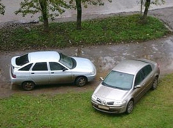 Волгоградцы-пешеходы просят ужесточить наказание за парковку на «зеленой зоне»