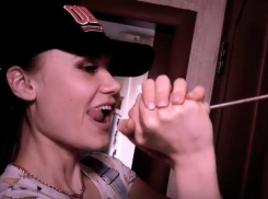 Боишься, что жена упадет с тумбочки, пытаясь побелить потолок?