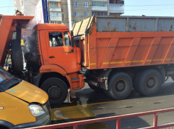 ДТП парализовало движение в обе стороны на юге Волгограда