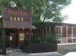 На набережной Волгограда сносят пристройку кафе «Frant'Эль»