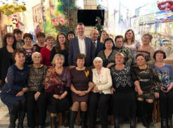 Пожилые дамы взяли в плен молодого депутата Волгоградской гордумы