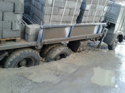 Груженый КамАЗ провалился в огромную яму на дороге Советского района Волгограда